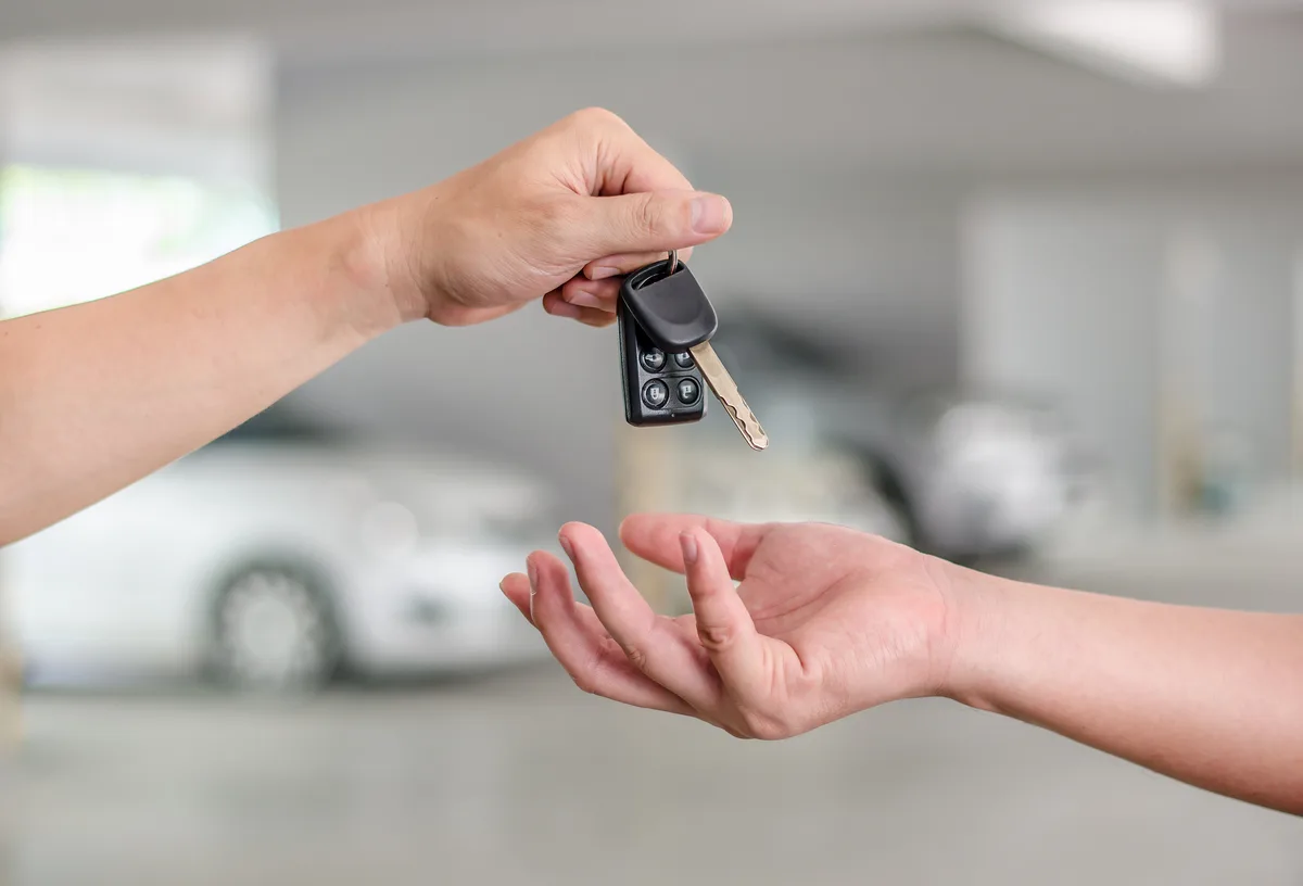 Person handing over car keys after a Pennsylvania vehicle sale