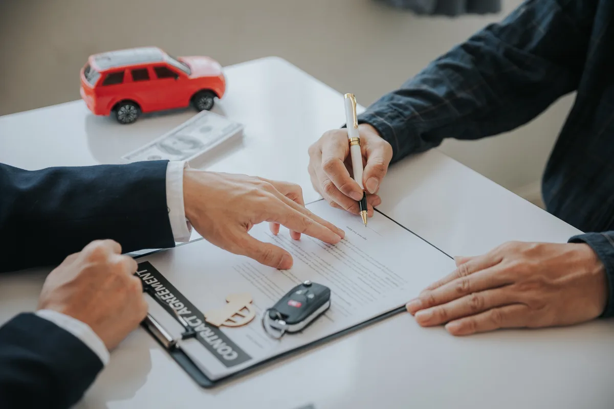 Handing over car keys after a Pennsylvania car sale
