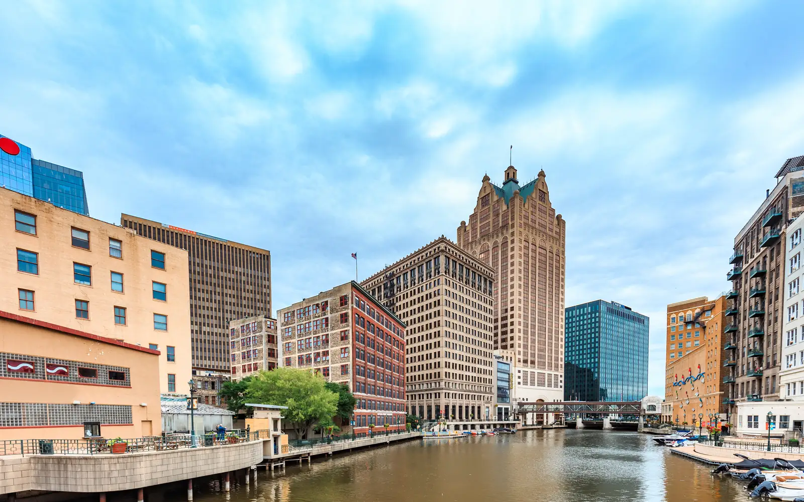 Downtown Milwaukee, WI – cash for junk cars in Milwaukee with free towing by CashSellCar